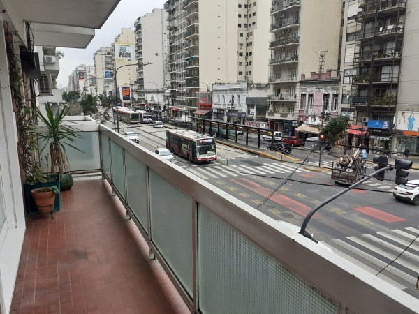 3 ambientes y gran balcon 
