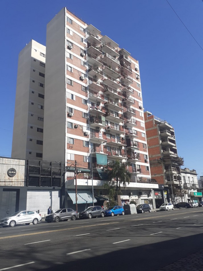 3 ambientes con balcon, todo luz y sol. Vista abierta