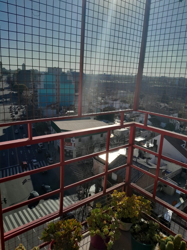 3 ambientes con balcon, todo luz y sol. Vista abierta