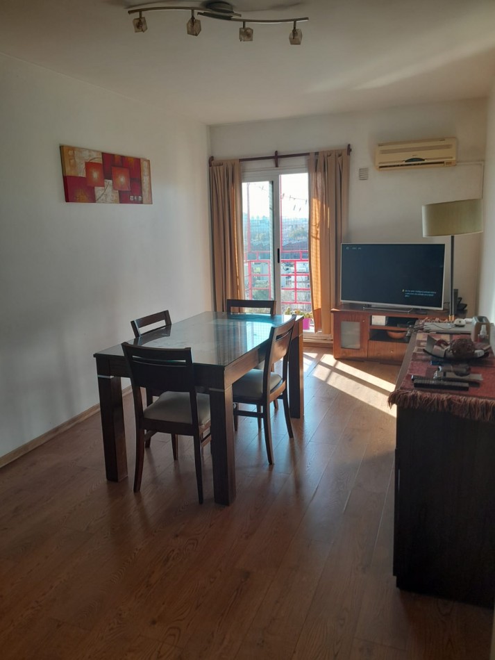 3 ambientes con balcon, todo luz y sol. Vista abierta